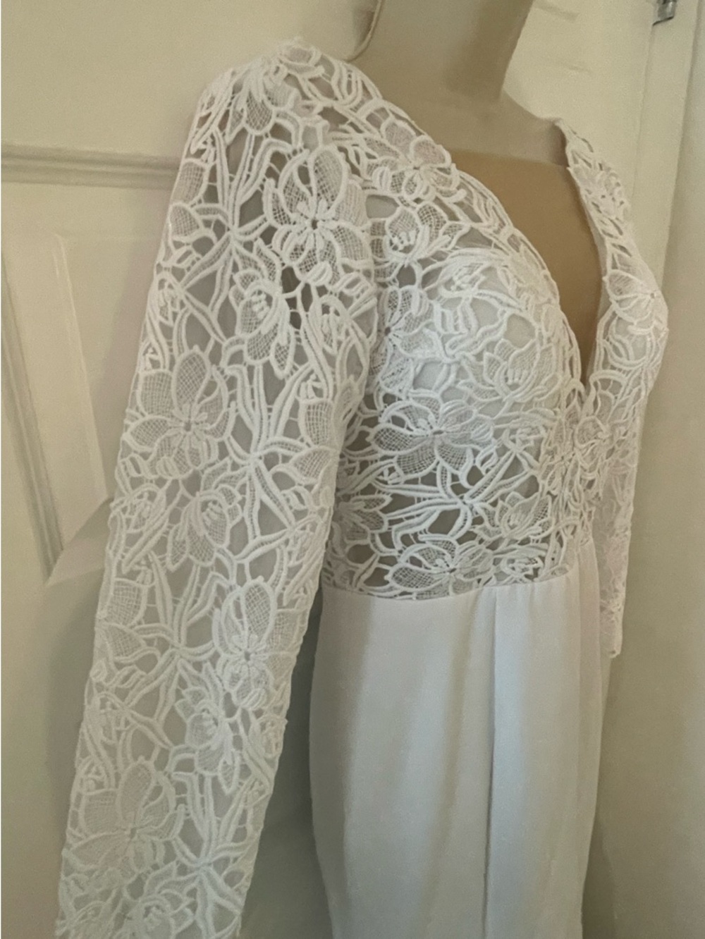 **NEW** White Lace Long-Sleeve V-Neck Dress - 6 - Picture 4 of 14